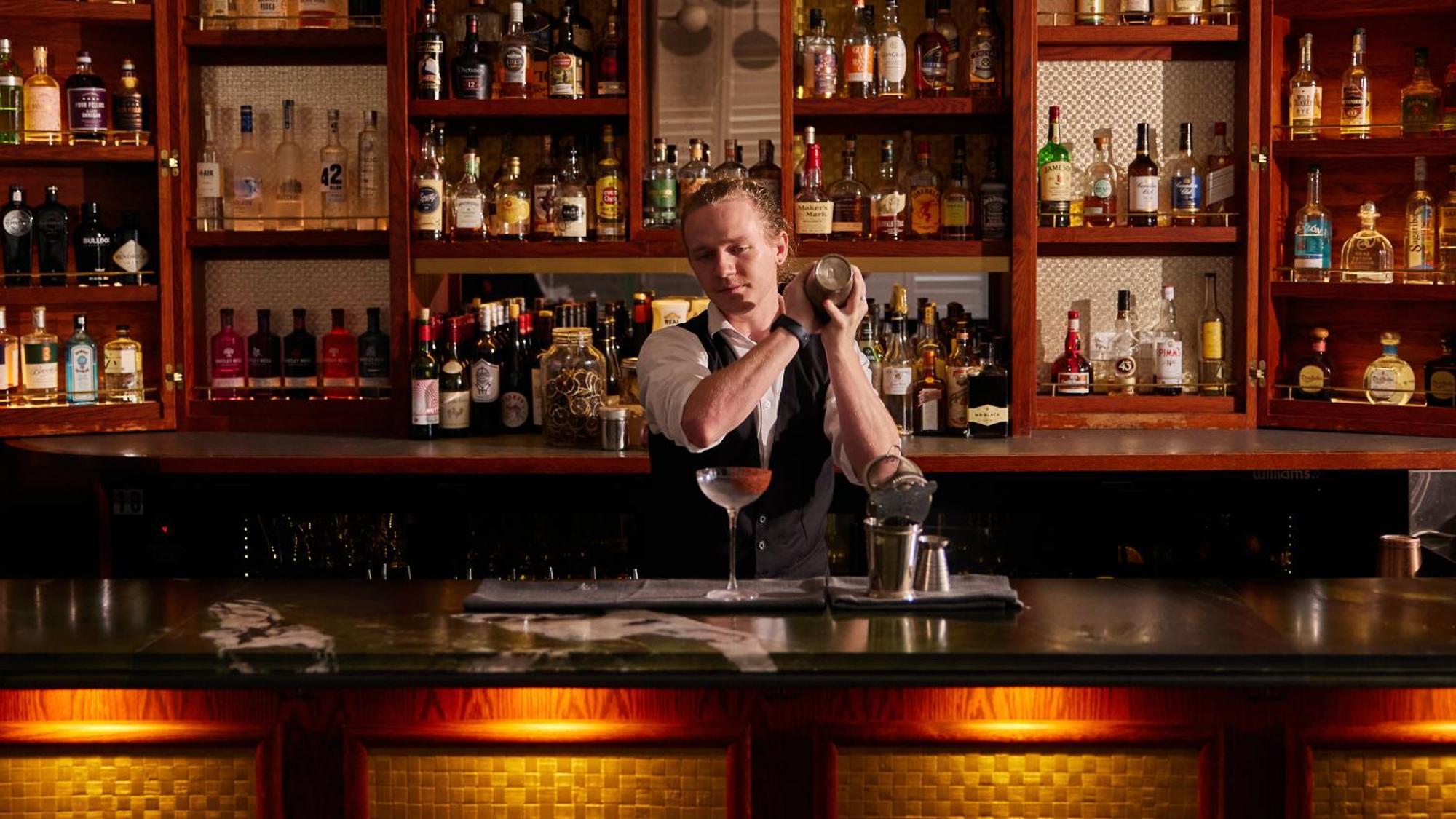 布里斯班谷奥华酒店 外观 照片 A bartender at work