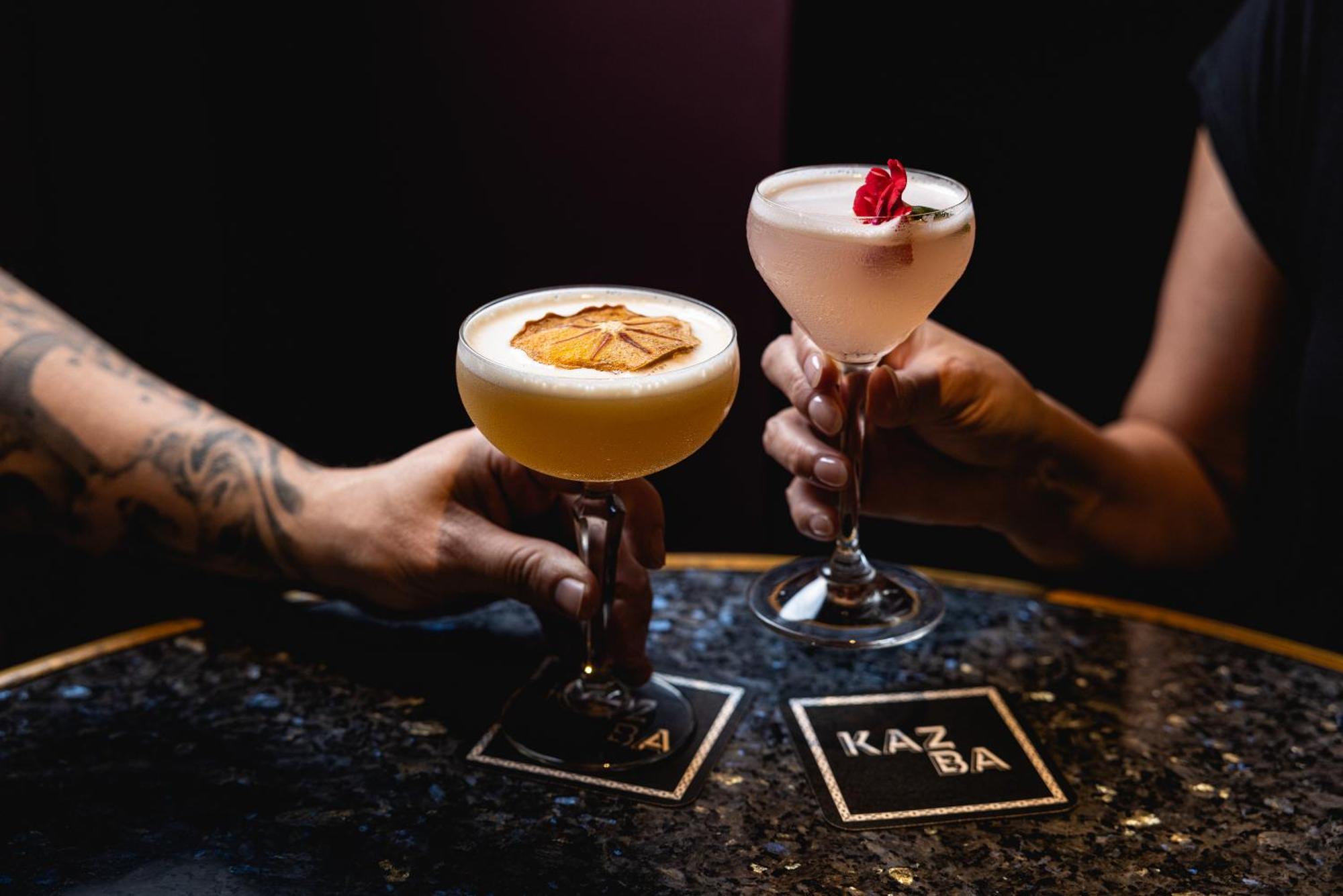 布里斯班谷奥华酒店 外观 照片 Two cocktails at KAZEA